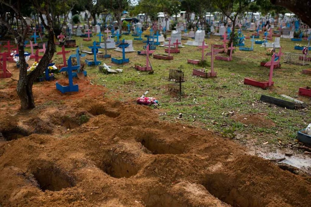 Cemitério Nossa Senhora Aparecida, em Manaus (AM). Capital registra recorde atrás de recorde em número de sepultamentos