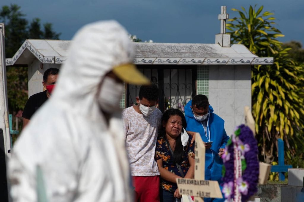 Cemitério Nossa Senhora Aparecida, em Manaus (AM). Capital registra recorde atrás de recorde em número de sepultamentos