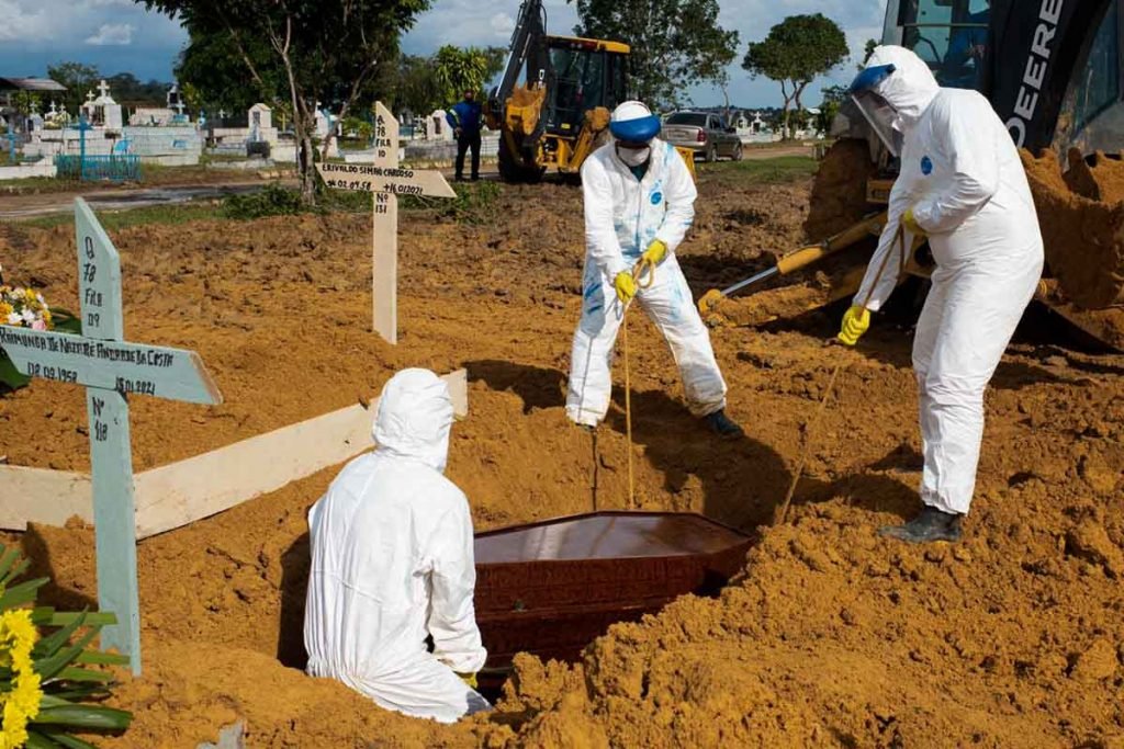 Cemitério Nossa Senhora Aparecida, em Manaus (AM). Capital registra recorde atrás de recorde em número de sepultamentos