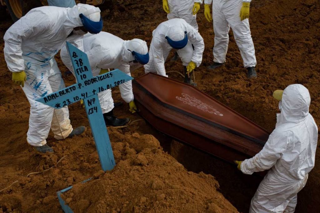 Cemitério Nossa Senhora Aparecida, em Manaus (AM). Capital registra recorde atrás de recorde em número de sepultamentos
