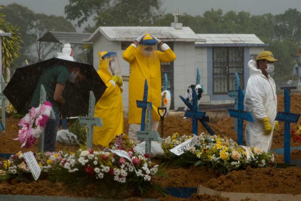 Cemitério Nossa Senhora Aparecida, em Manaus (AM). Capital registra recorde atrás de recorde em número de sepultamentos
