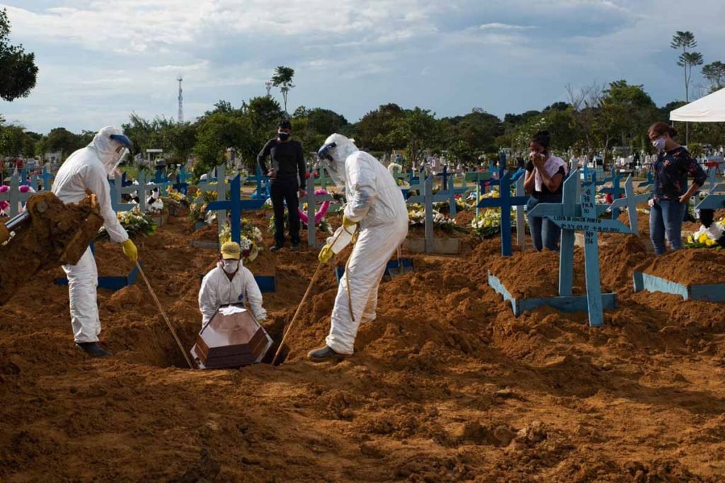 Cemitério Nossa Senhora Aparecida, em Manaus (AM). Capital registra recorde atrás de recorde em número de sepultamentos