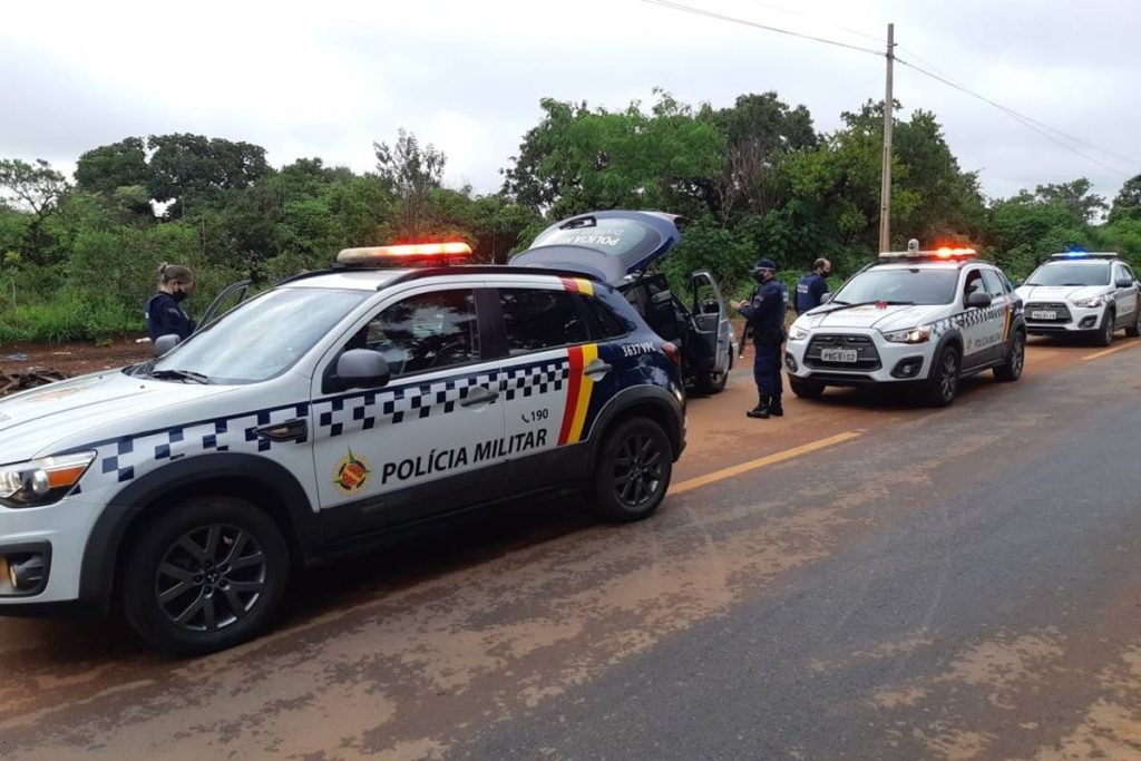 PMDF flagra homem em prisão domiciliar com arma e droga