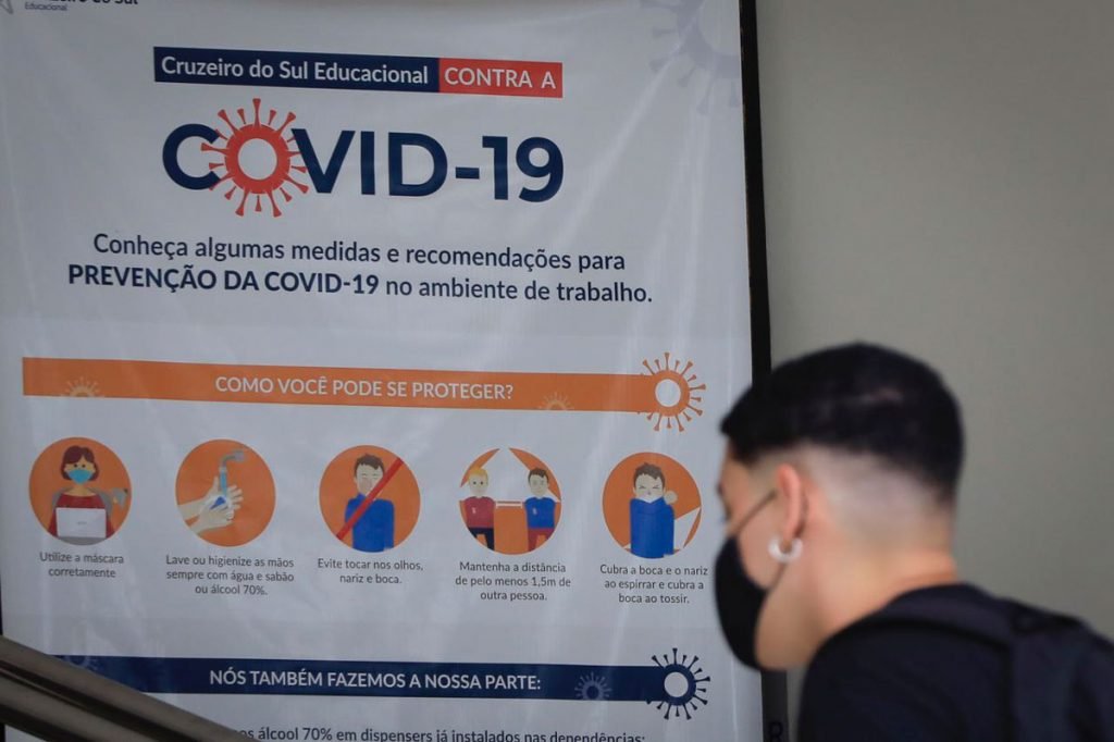 De máscaras, estudantes chegam cedo para fazer a prova do Enem no DF