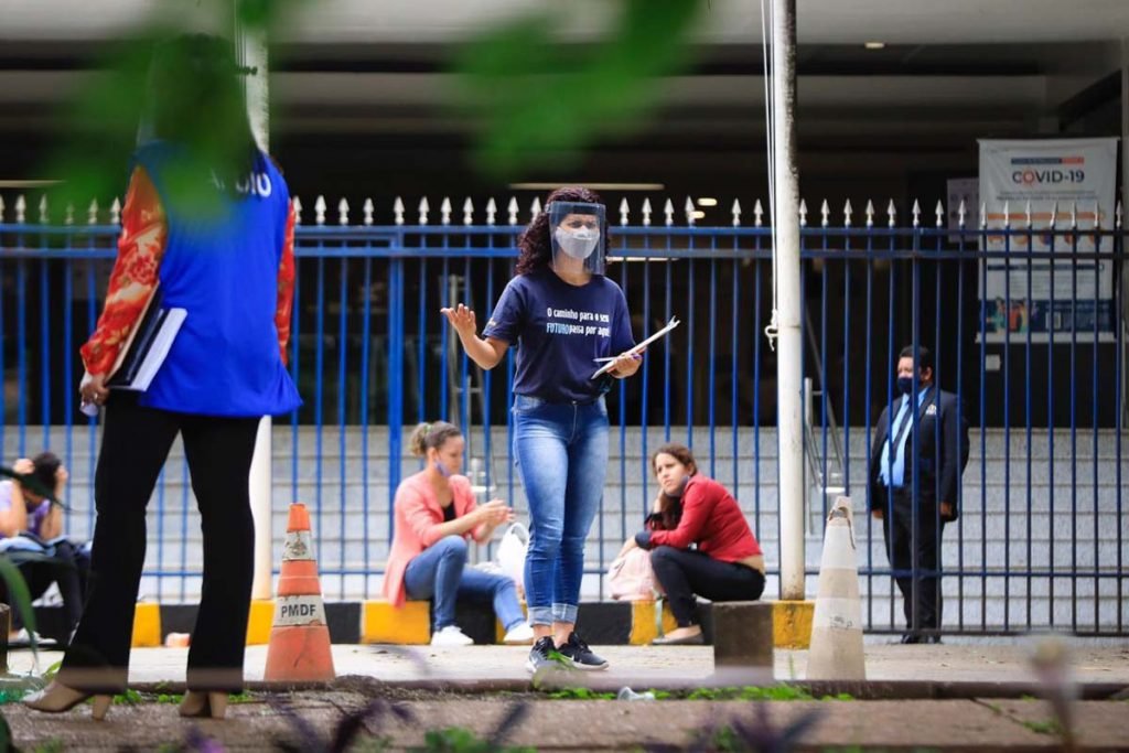 De máscaras, estudantes chegam cedo para fazer a prova do Enem no DF