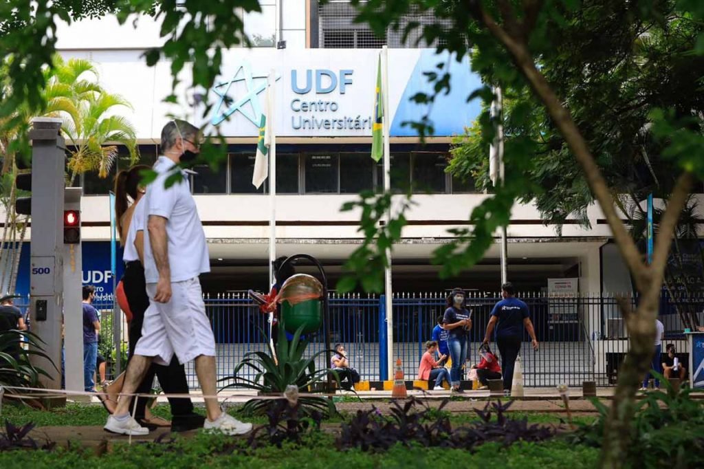 De máscaras, estudantes chegam cedo para fazer a prova do Enem no DF
