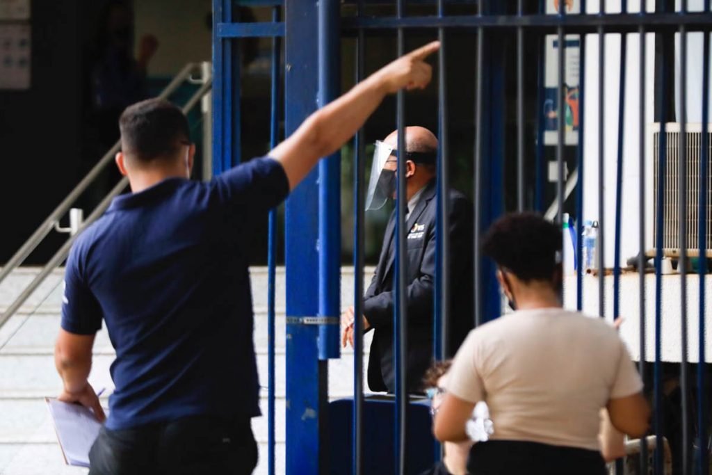 De máscaras, estudantes chegam cedo para fazer a prova do Enem no DF