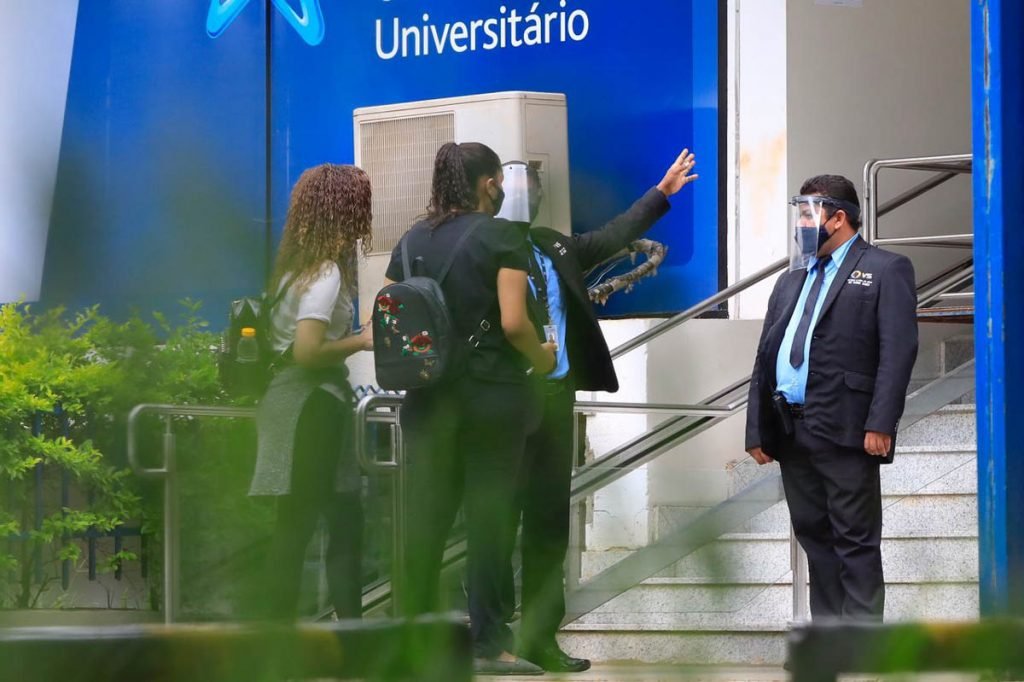 De máscaras, estudantes chegam cedo para fazer a prova do Enem no DF