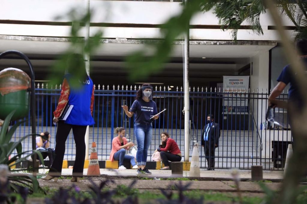 De máscaras, estudantes chegam cedo para fazer a prova do Enem no DF