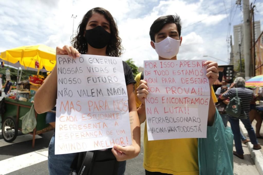 Candidatos chegam para a prova do Enem 2021, na Unip Marquês de São Vicente, na Barra Funda, zona oeste de São Paulo, neste domingo (17)