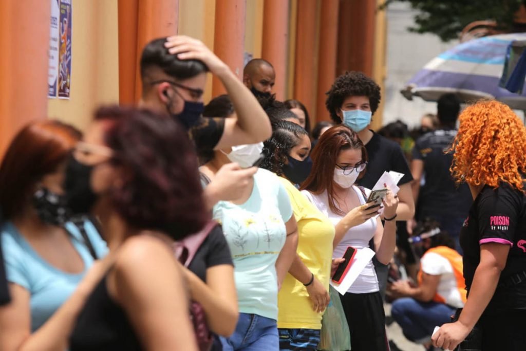 Alunos do Colégio São Vicente fazem protesto por demissões de