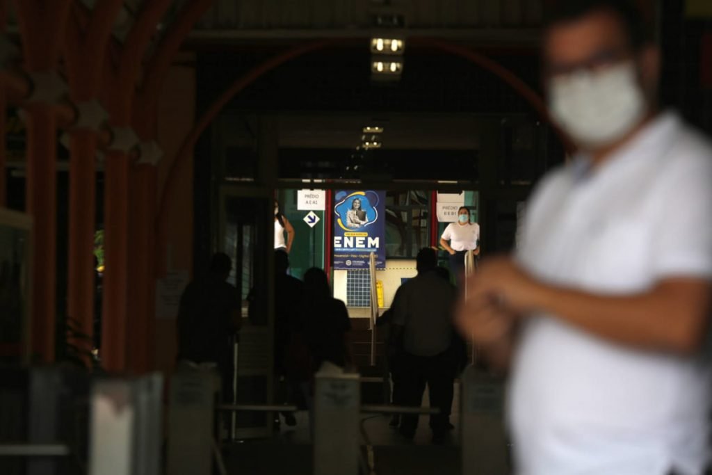 Candidatos chegam para a prova do Enem 2021, na Unip Marquês de São Vicente, na Barra Funda, zona oeste de São Paulo, neste domingo (17)