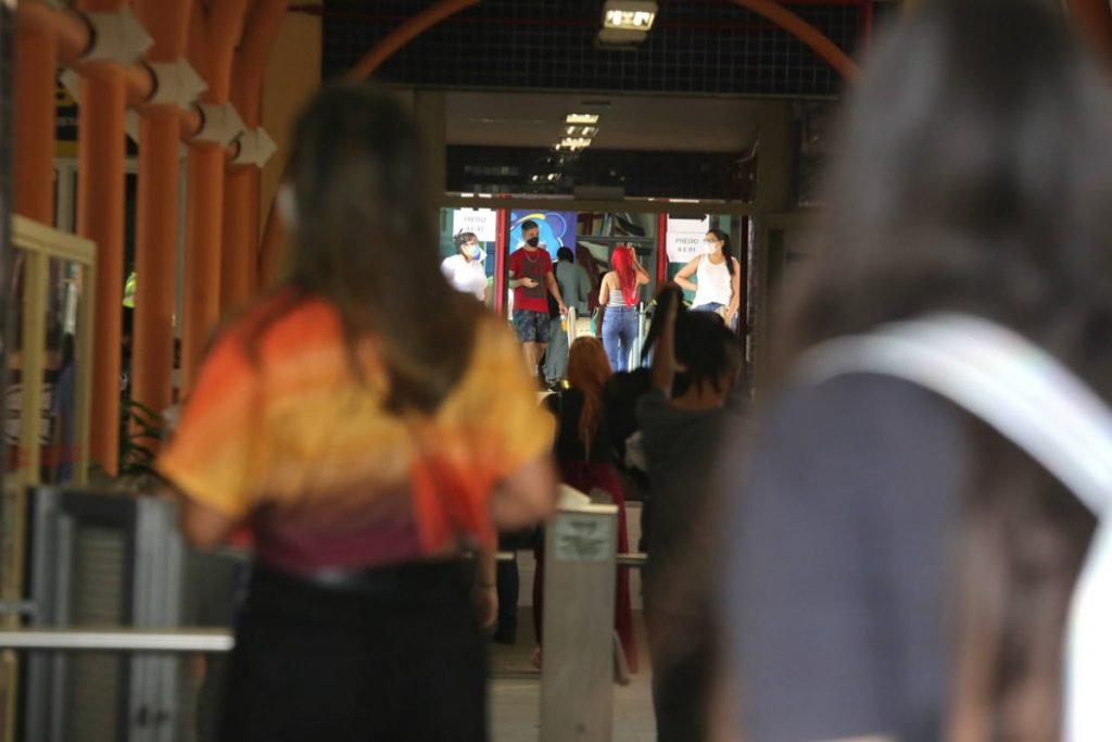 Candidatos chegam para a prova do Enem 2021, na Unip Marquês de São Vicente, na Barra Funda, zona oeste de São Paulo, neste domingo (17)
