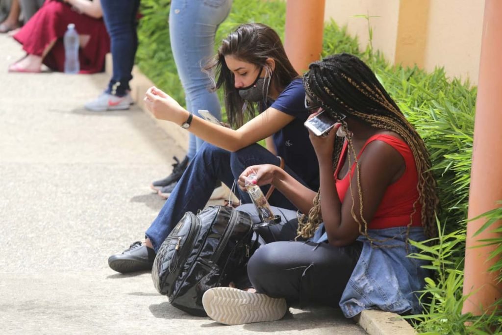 Candidatos chegam para a prova do Enem 2021, na Unip Marquês de São Vicente, na Barra Funda, zona oeste de São Paulo, neste domingo (17)