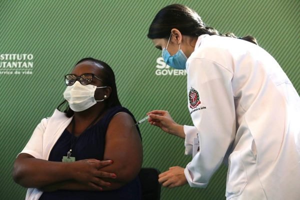 Após aprovação da Anvisa, enfermeira de SP recebe a 1ª dose da vacina  contra Covid-19 no Brasil