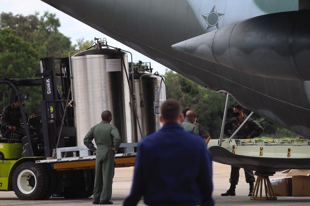 Avião decola de Brasília para Manaus com dez tanques de oxigênio
