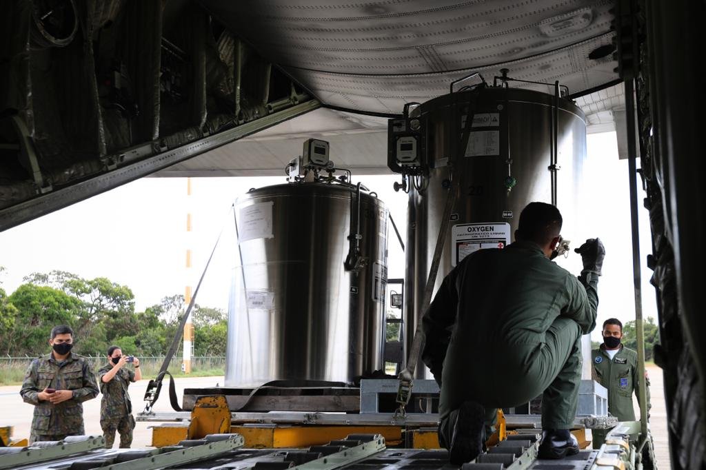 Avião decola de Brasília para Manaus com dez tanques de oxigênio