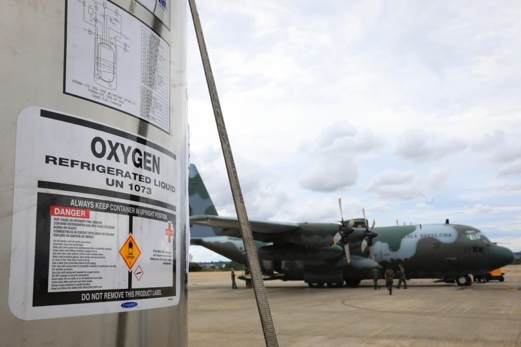 Avião decola de Brasília para Manaus com dez tanques de oxigênio