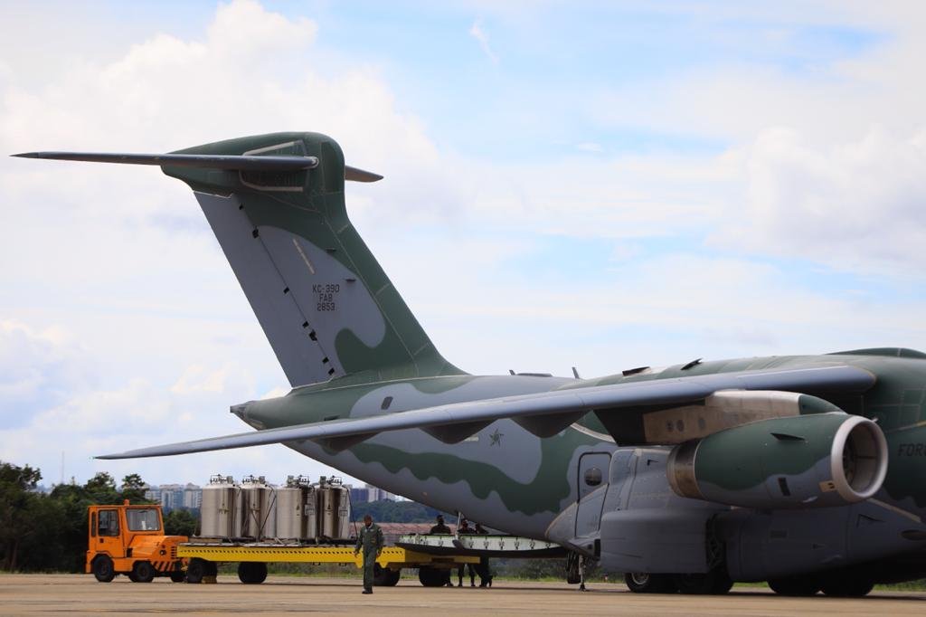 Avião decola de Brasília para Manaus com dez tanques de oxigênio