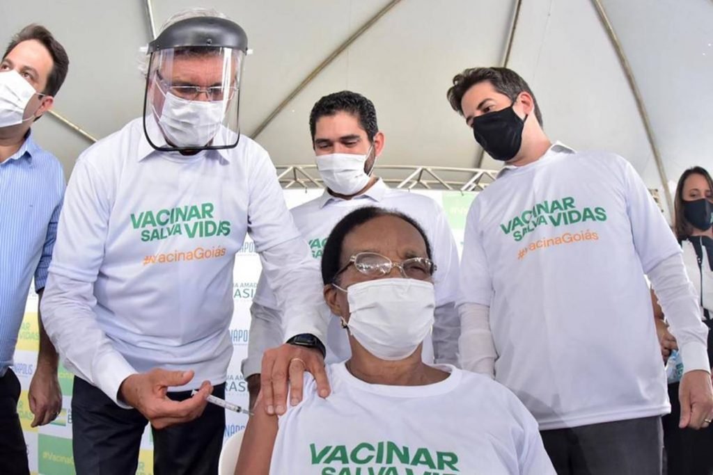 Primeira pessoa vacinada contra Covid-19 em Goiás