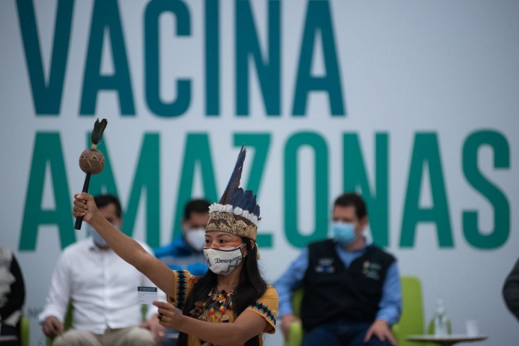 Enfermeira indígena, Vanda Ortega é a primeira pessoa a ser vacinada no AM
