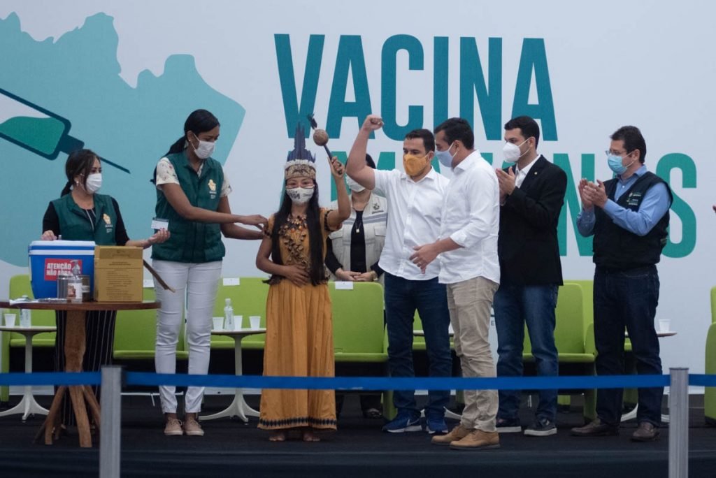 Enfermeira indígena, Vanda Ortega é a primeira pessoa a ser vacinada no AM