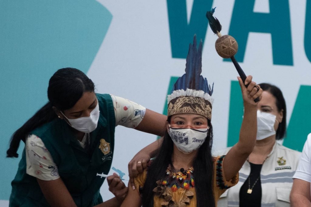 Enfermeira indígena, Vanda Ortega é a primeira pessoa a ser vacinada no AM