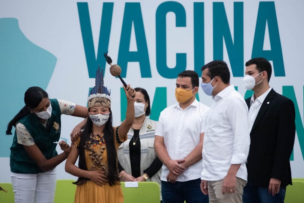 Enfermeira indígena, Vanda Ortega é a primeira pessoa a ser vacinada no AM