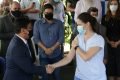 Osnei Okumoto e a enfermeira Lígia Dantas durante vacinação contra Covid019 no DF