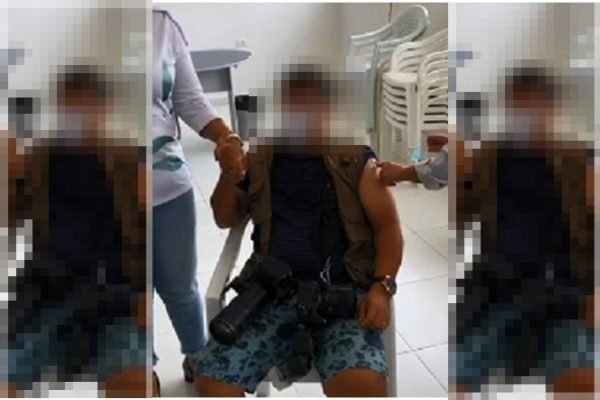 Fotógrafo é vacinado contra o coronavírus em Pernambuco