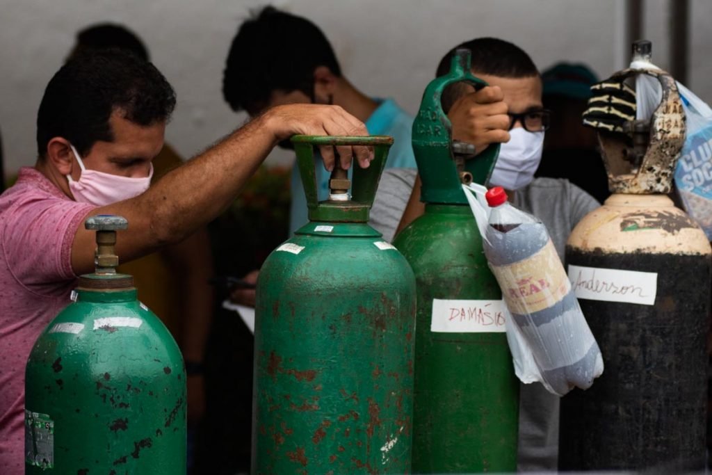 Em Manaus, familiares de pacientes com Covid-19 fazem filas enormes e esperam por mais de 12 horas para reabastecer oxigênio