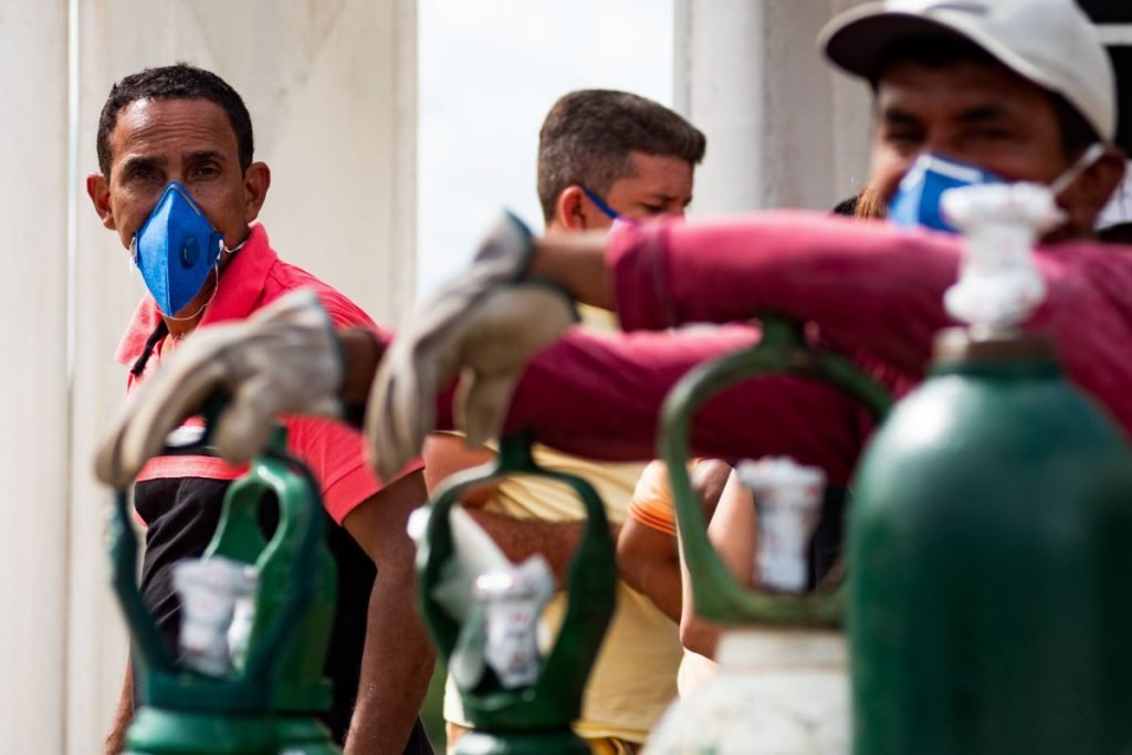 Dimas passa horas em fila e já gastou pelo menos R$ 15 mil para não deixar que pais idosos com Covid-19 morram por falta de oxigênio