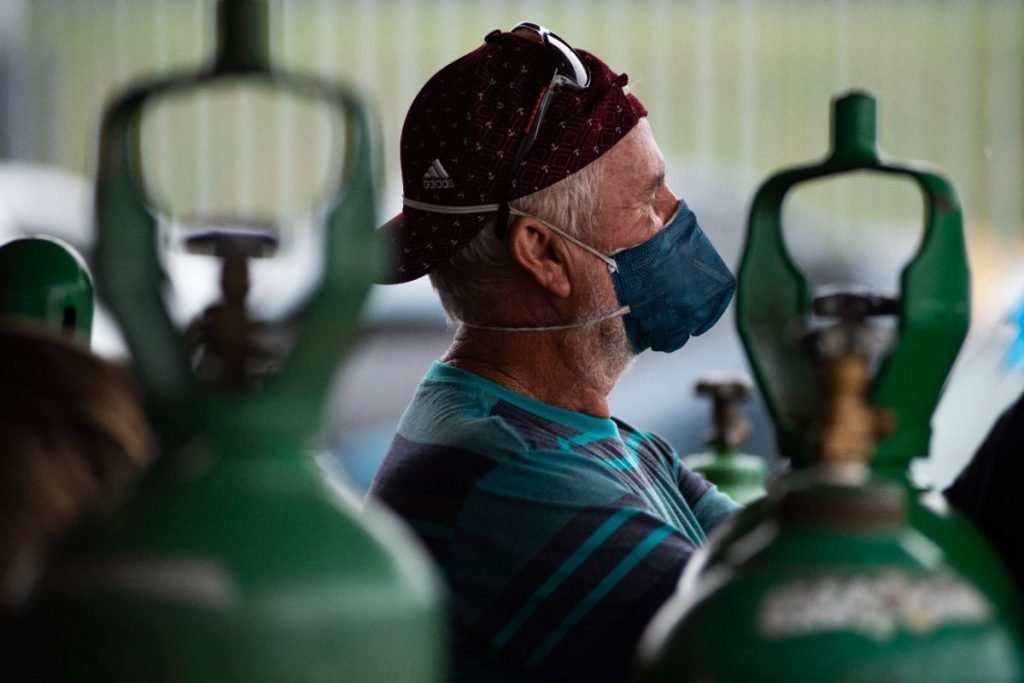 Em Manaus, familiares de pacientes com Covid-19 fazem filas enormes e esperam por mais de 12 horas para reabastecer oxigênio