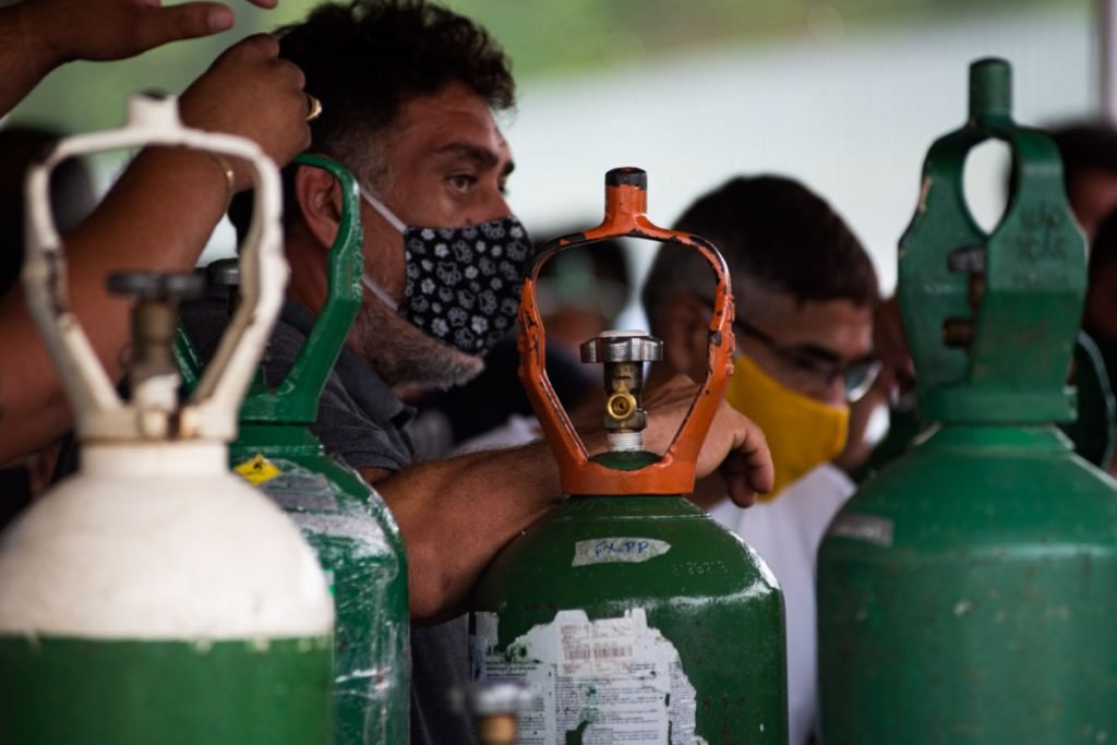 Em Manaus, familiares de pacientes com Covid-19 fazem filas enormes e esperam por mais de 12 horas para reabastecer oxigênio