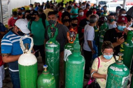 Em Manaus, familiares de pacientes com Covid-19 fazem filas enormes e esperam por mais de 12 horas para reabastecer oxigênio