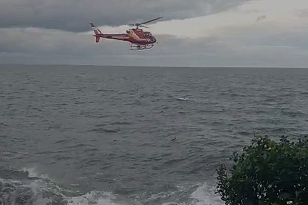 Mulher morre afogada após cair de pedra em praia de Santa Catarina
