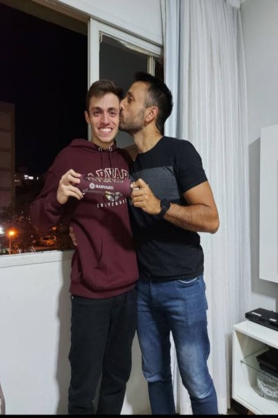 jovem e pai abraçados