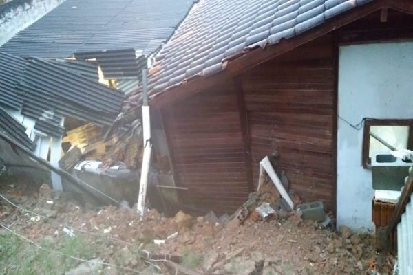 Chuvas fortes causam estragos e deslizamentos em Santa Catarina