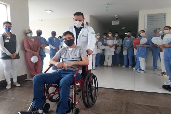 Apresentador é internado e brinca no hospital: 'Até os craques ficam doentes', Esporte