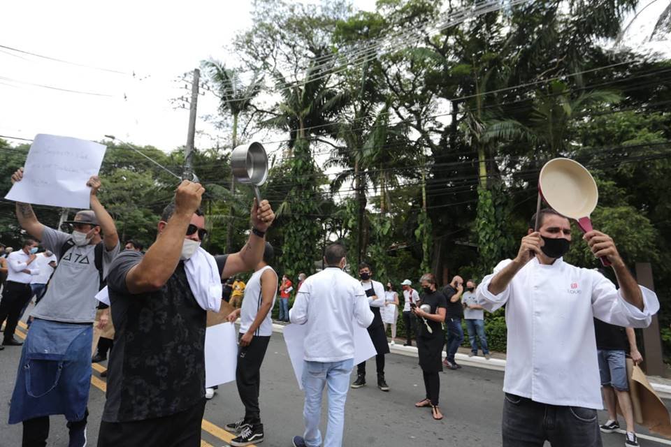 Protesto em SP pelo fechamento de estabelecimentos