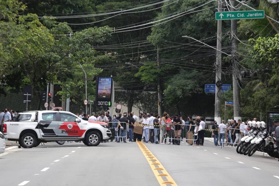 Protesto em SP pelo fechamento de estabelecimentos