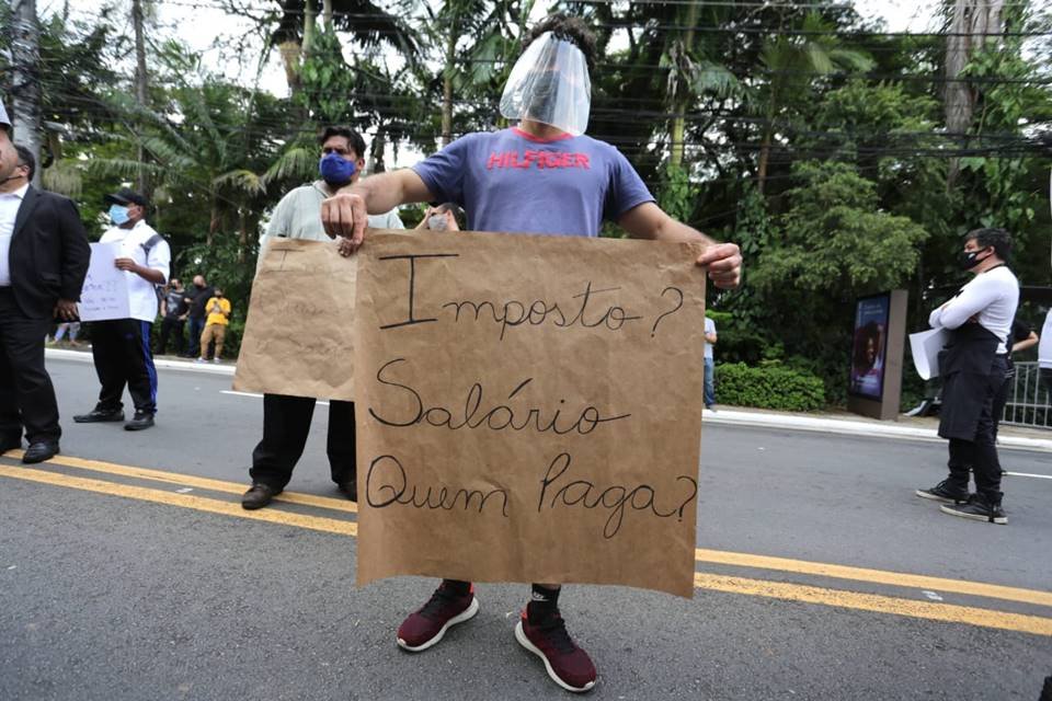 Protesto em SP pelo fechamento de estabelecimentos