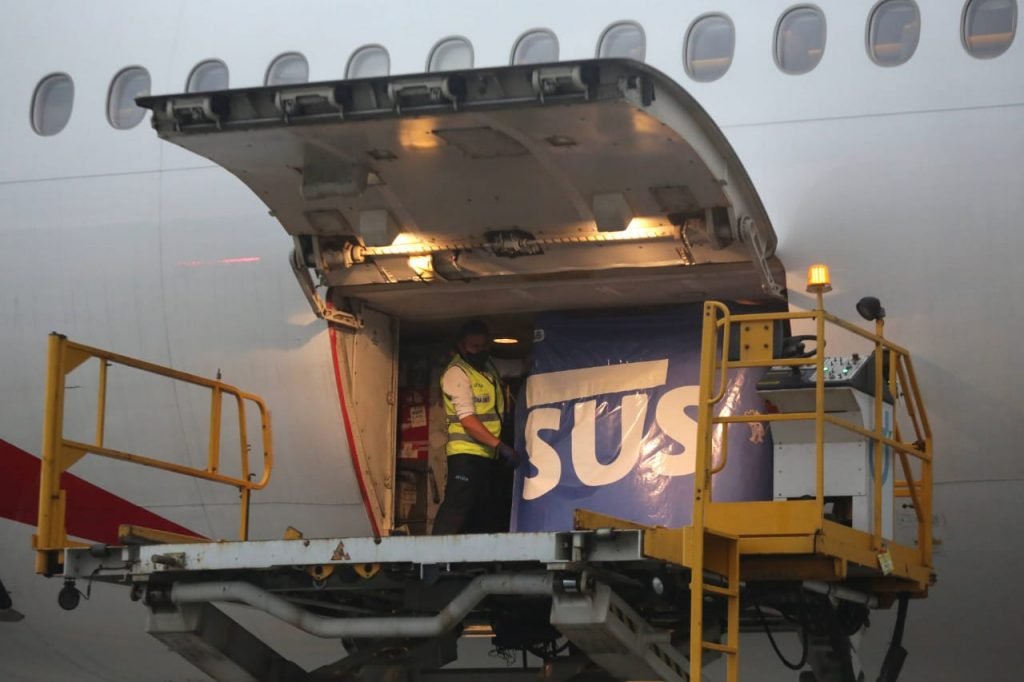 Chega ao Brasil avião com 2 milhões de doses da vacina Oxford/Astrazeneca
