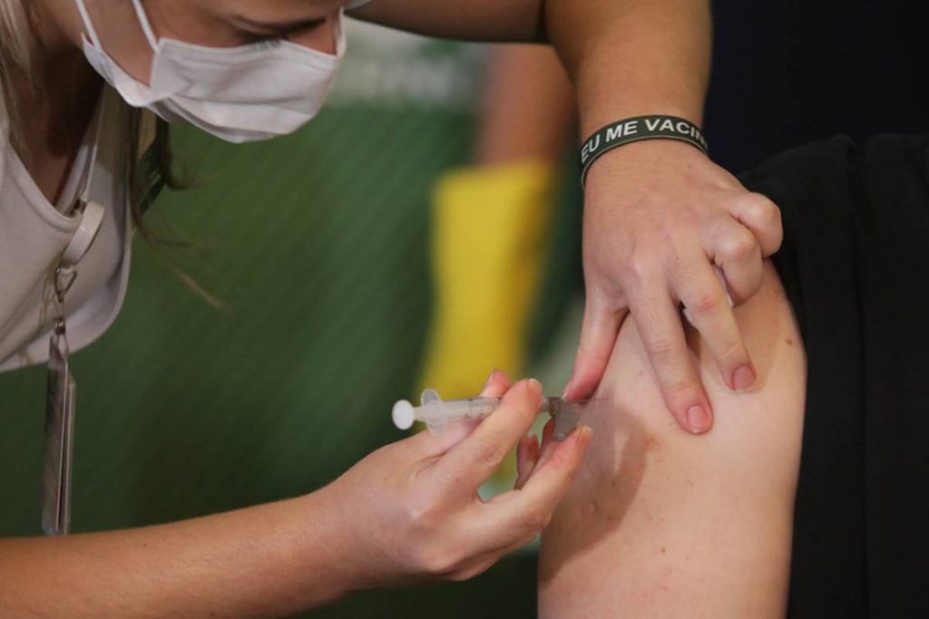 Pessoa é vacinada contra Covid-19 no Brasil