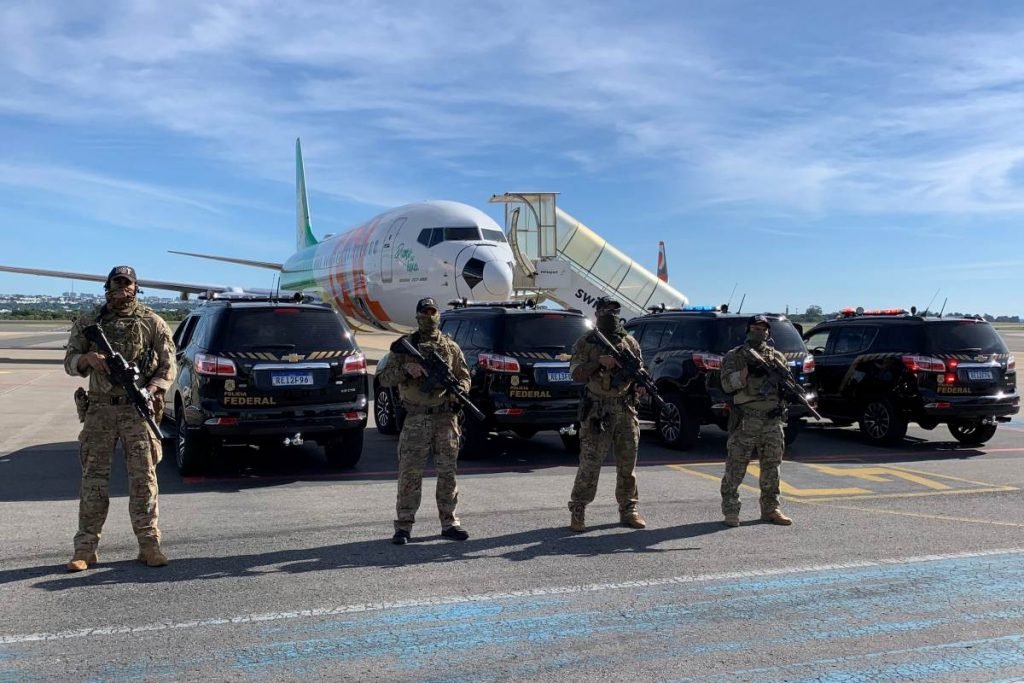 avião e pessoas armadas