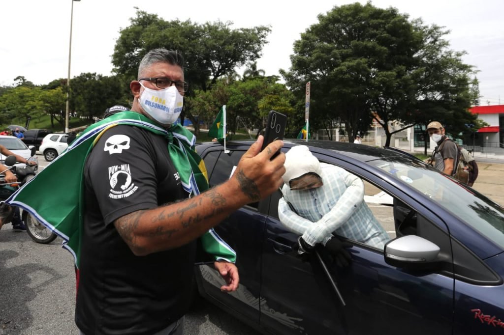 O deputado federal Alexandre Frota (PSDB), durante carreata organizada pelo MBL e o movimento Vem Pra Rua, contra o presidente Jair Bolsonaro e o ministro da saúde Eduardo Pazuello