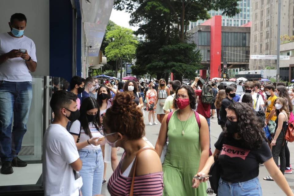 Candidatos chegam na entrada para o segundo dia de prova do Enem na universidade Cruzeiro do Sul, na avenida Paulista, região central de São Paulo, nesta tarde de domingo (24)