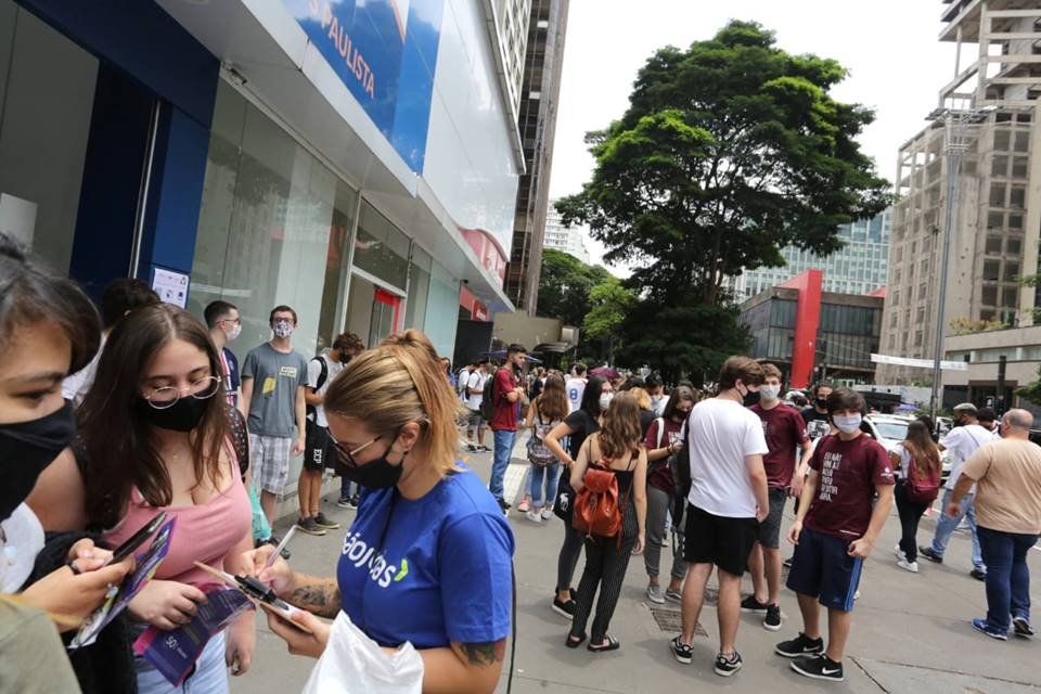 Candidatos chegam na entrada para o segundo dia de prova do Enem na universidade Cruzeiro do Sul, na avenida Paulista, região central de São Paulo, nesta tarde de domingo (24)