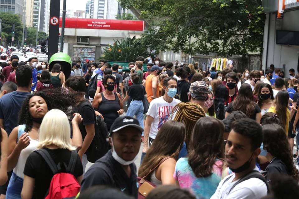 Candidatos chegam na entrada para o segundo dia de prova do Enem na universidade Cruzeiro do Sul, na avenida Paulista, região central de São Paulo, nesta tarde de domingo (24)