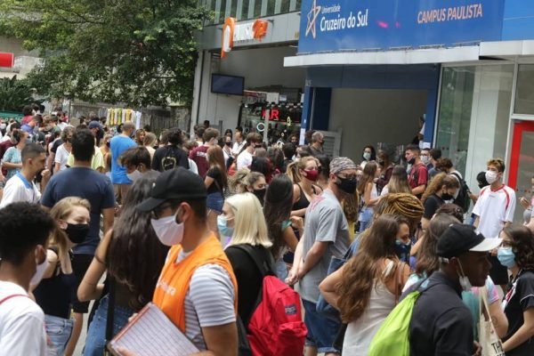 Candidatos chegam na entrada para o segundo dia de prova do Enem na universidade Cruzeiro do Sul, na avenida Paulista, região central de São Paulo, nesta tarde de domingo (24)